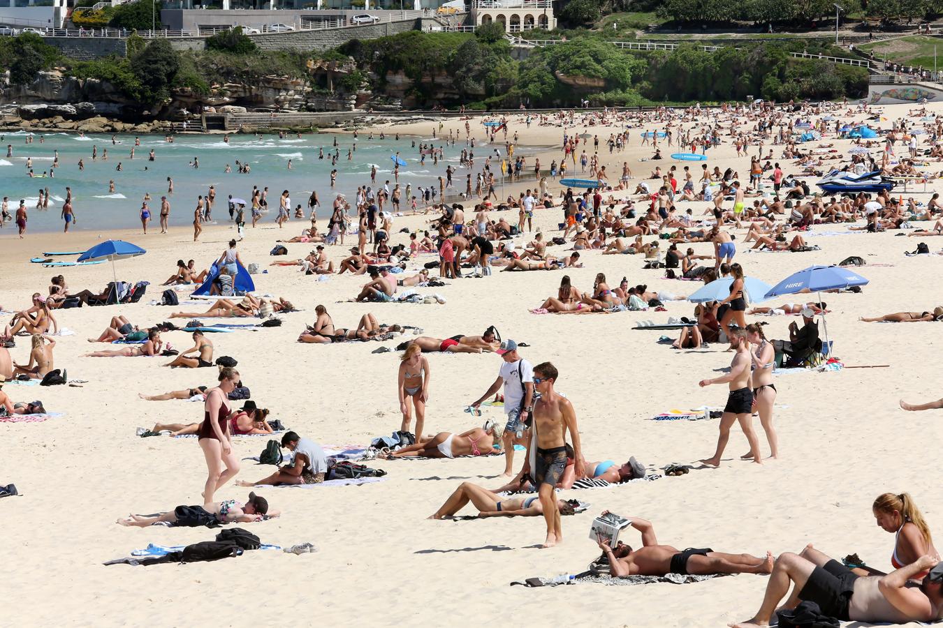 Sidney (Australia). La abarrotada playa de Bundi Beach esta mañana en donde los australianos disfrutan como si estuvieran de vacaciones