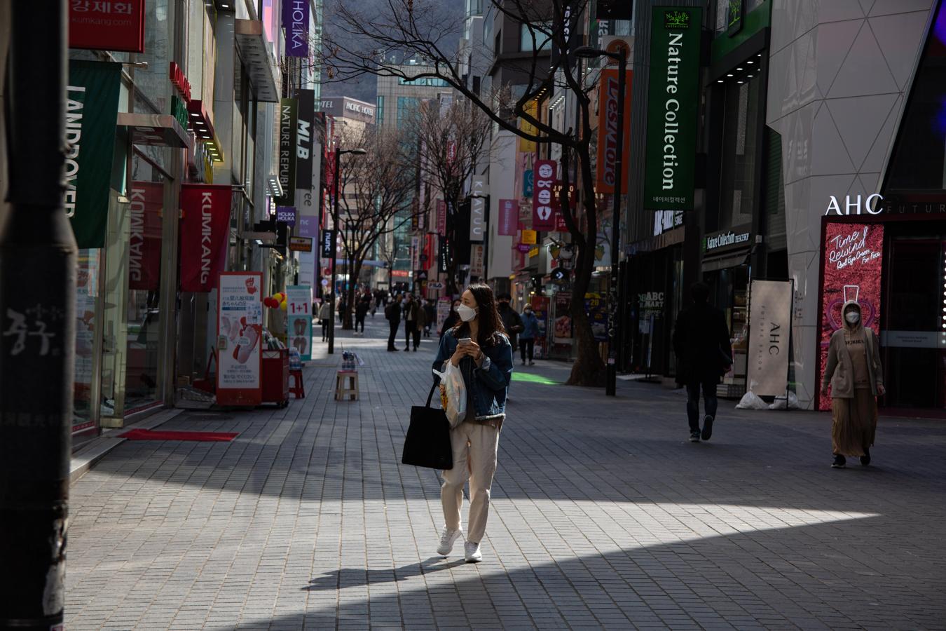 Seúl (Corea del Sur). Una joven en la ciudad de compras de la capital. En su país se han registrado ya 7.000 contagios