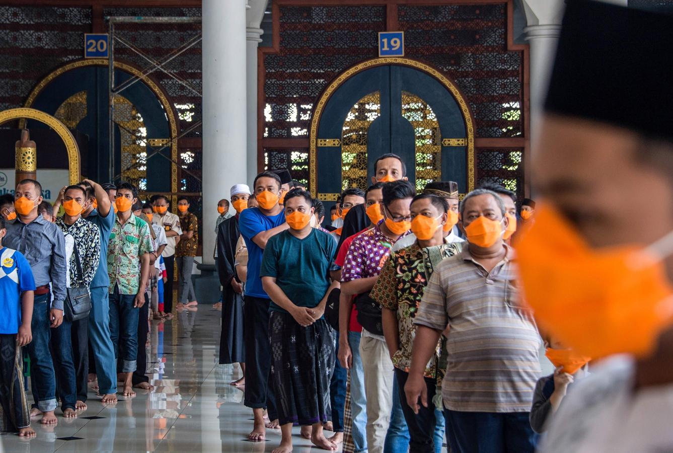 Java (Indonesia). Habitantes de la isla de Java se colocan en fila para el obligatorio rezo de los viernes