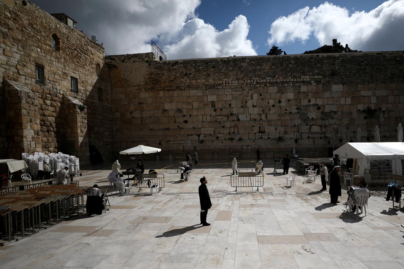 Jerusalén (Israel). El Muro de las Lamentaciones luce un aspecto insólito y desierto