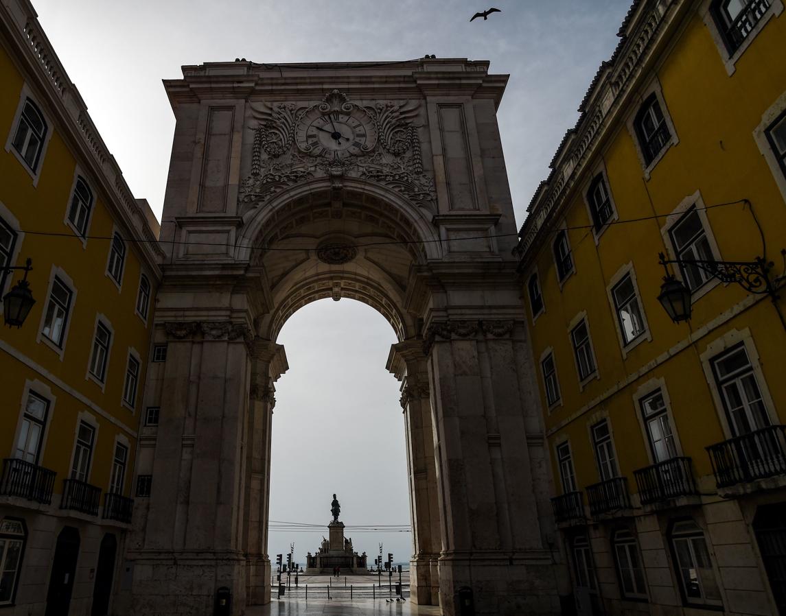 Lisboa (Portugal). El Arco de la Vía Augusta en la capital de Portugal con el Tajo al fondo, dos días después del decreto del estado de alerta