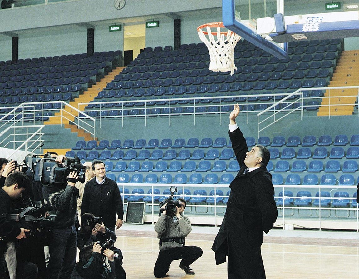 Sanz, en la inauguración del Pabellón de deportes del Real Madrid en 1999. 