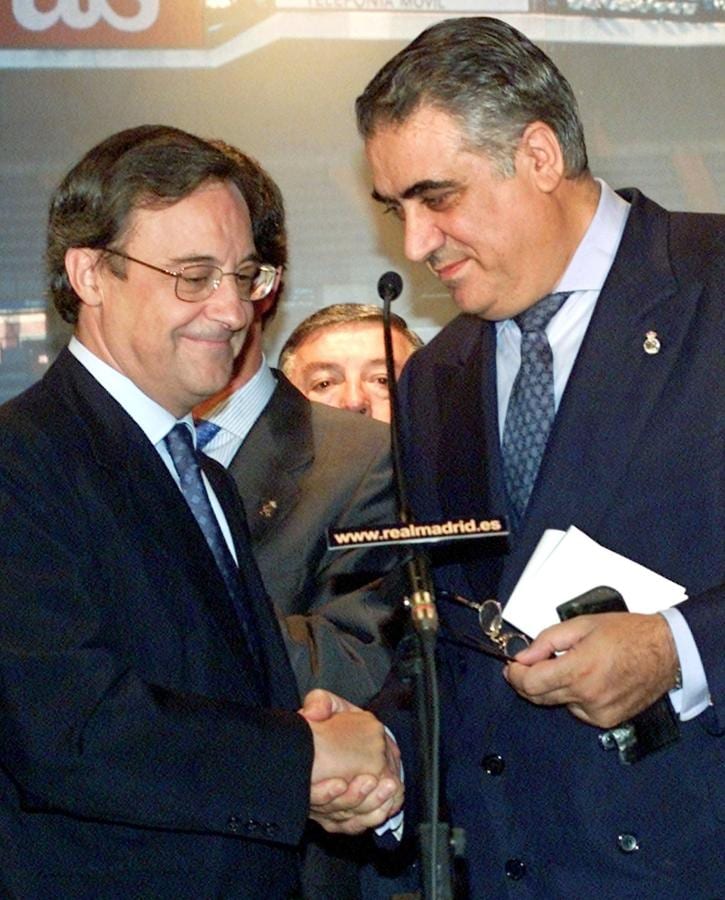 Florentino Pérez y Lorenzo Sanz, en la toma de posesión del primero como presidente del Madrid, en el año 2000. 