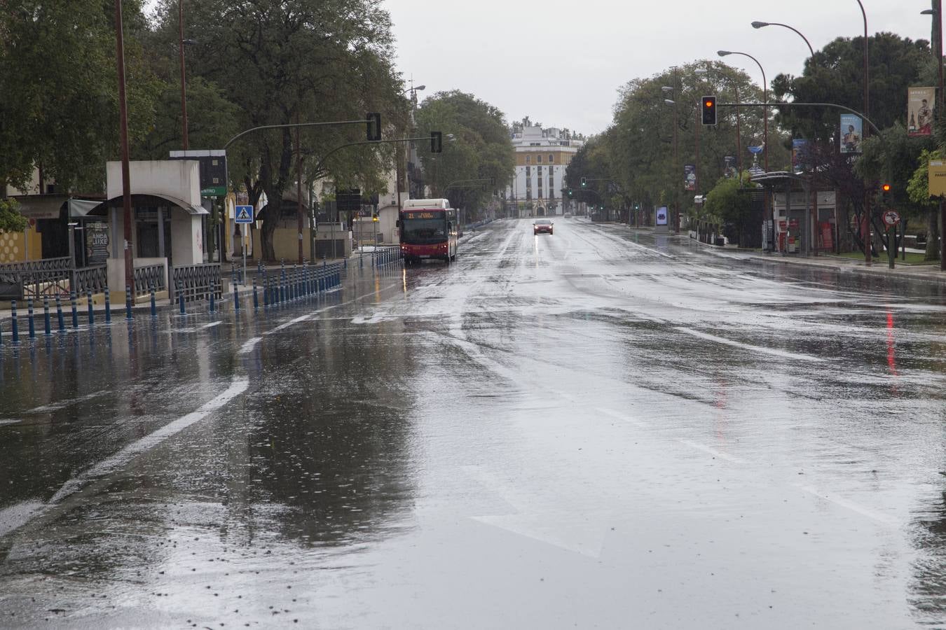 En imágenes, el coronavirus y la lluvia traen una estampa fantasmal de Sevilla