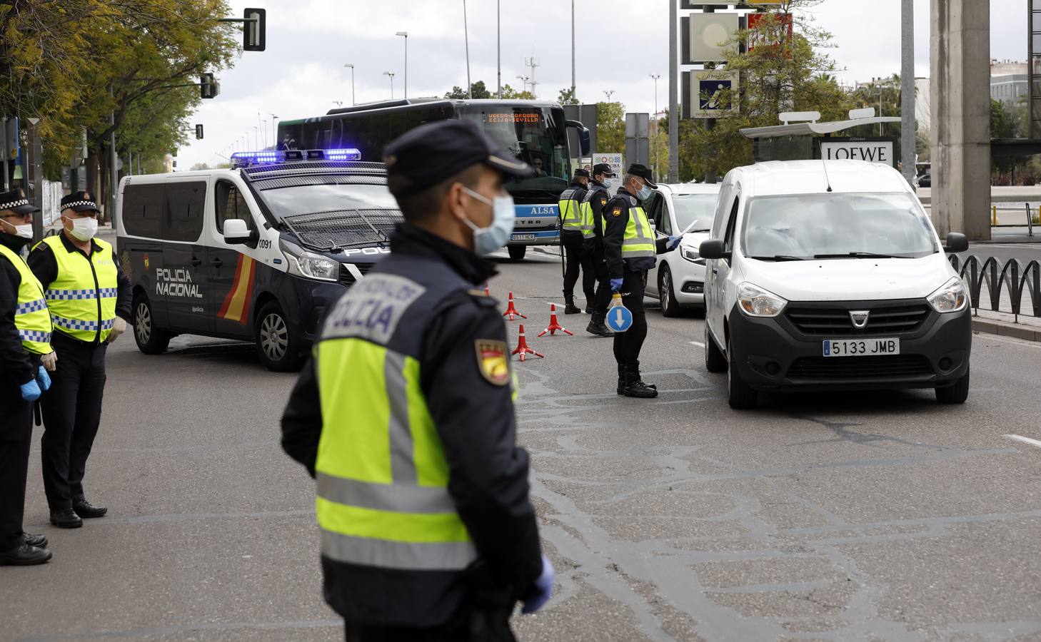 La Policía vigila que se cumpla el estado de alarma en Córdoba, en imágenes