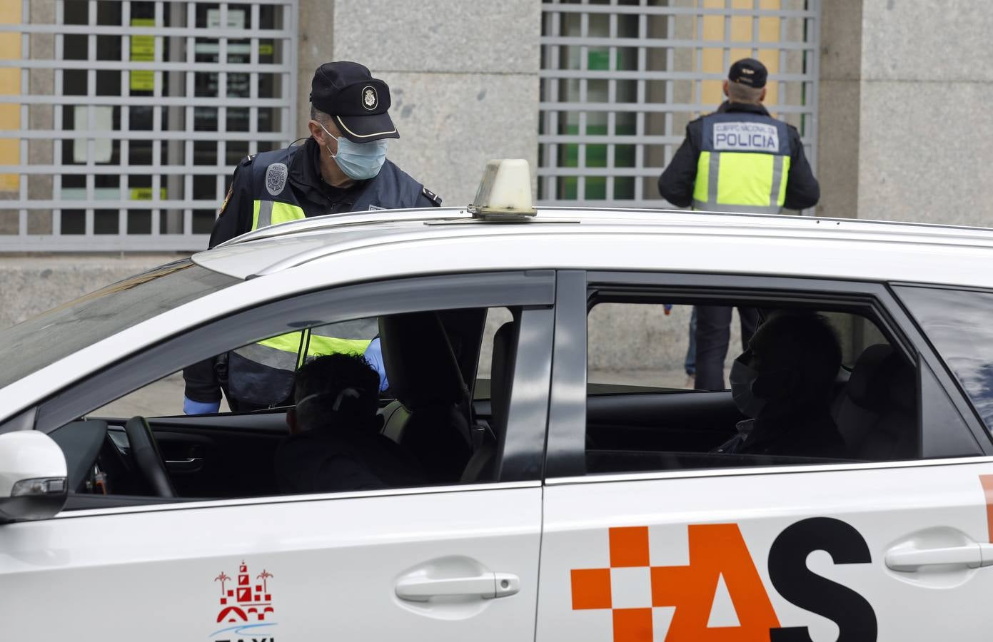 La Policía vigila que se cumpla el estado de alarma en Córdoba, en imágenes