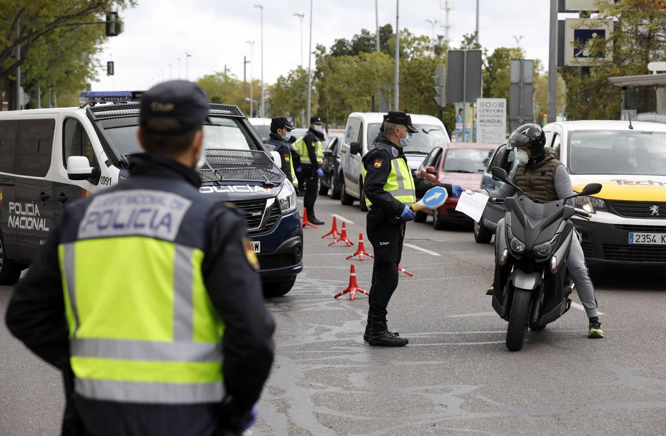 La Policía vigila que se cumpla el estado de alarma en Córdoba, en imágenes