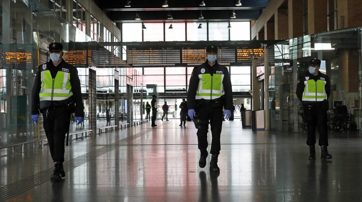 La Policía vigila que se cumpla el estado de alarma en Córdoba, en imágenes