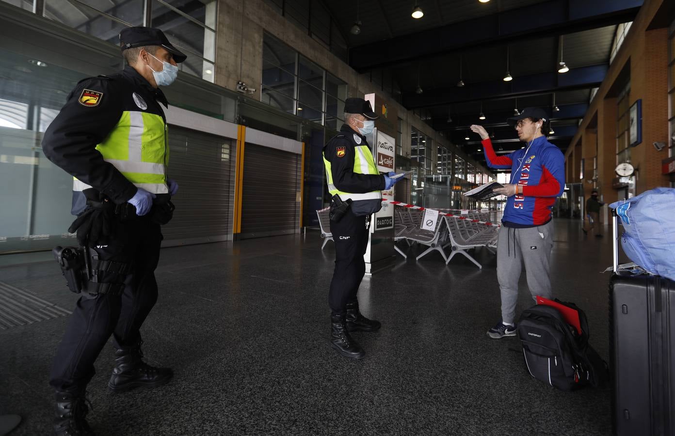 La Policía vigila que se cumpla el estado de alarma en Córdoba, en imágenes