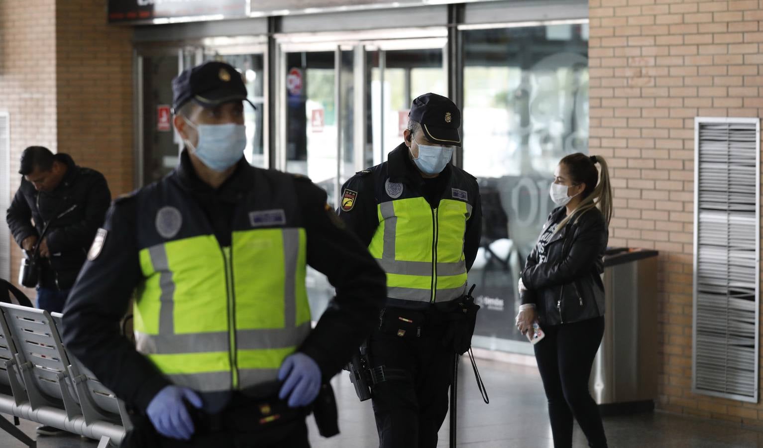 La Policía vigila que se cumpla el estado de alarma en Córdoba, en imágenes