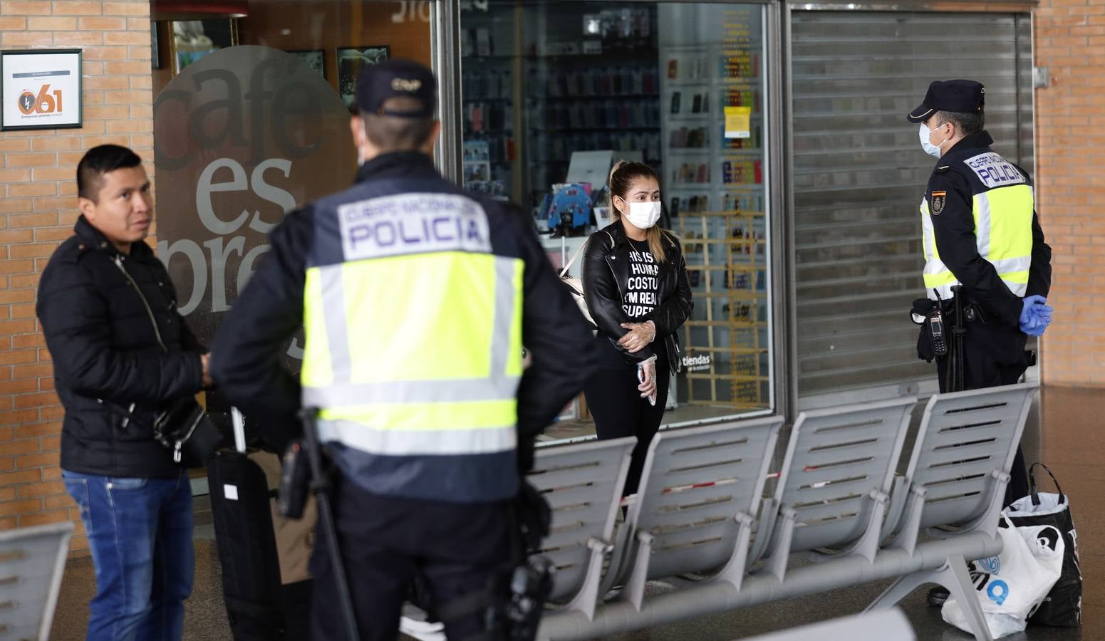 La Policía vigila que se cumpla el estado de alarma en Córdoba, en imágenes