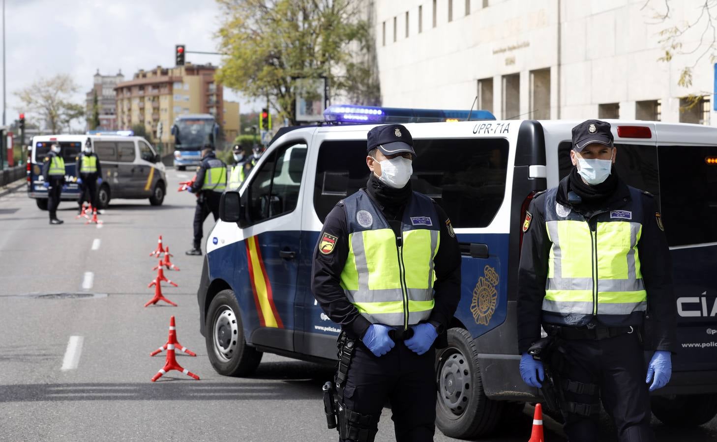 La Policía vigila que se cumpla el estado de alarma en Córdoba, en imágenes