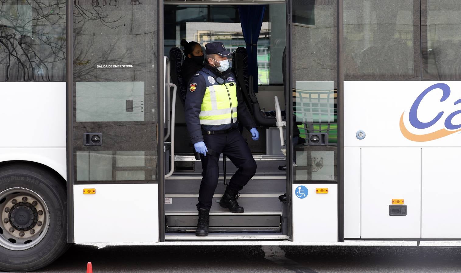 La Policía vigila que se cumpla el estado de alarma en Córdoba, en imágenes