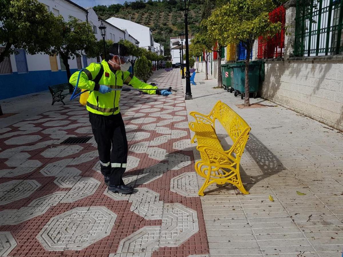 FOTOS: La UME desinfecta Alcalá del Valle