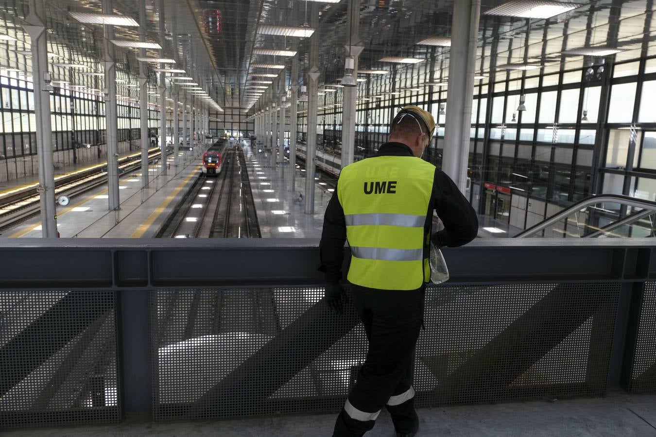 FOTOS: La UME desinfecta varias zonas de Cádiz