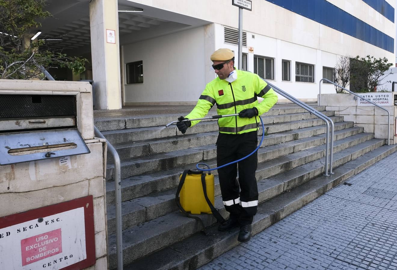 FOTOS: La UME desinfecta varias zonas de Cádiz