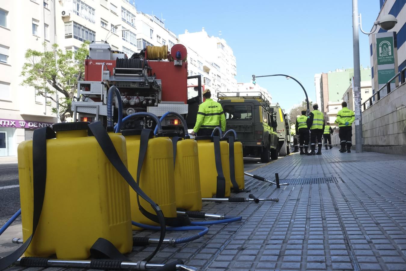 FOTOS: La UME desinfecta varias zonas de Cádiz