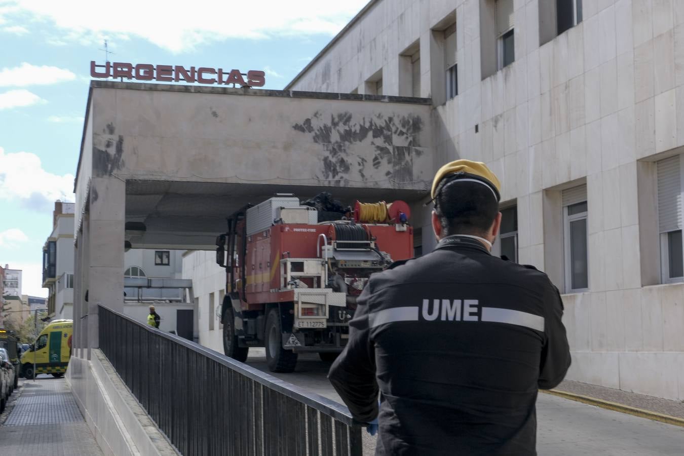 FOTOS: La UME desinfecta varias zonas de Cádiz