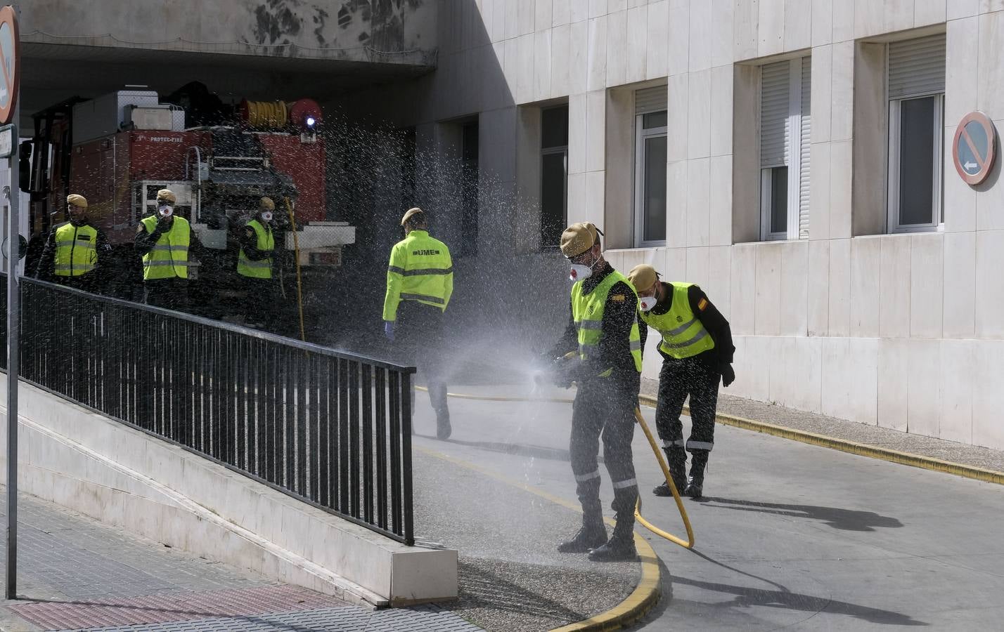 FOTOS: La UME desinfecta varias zonas de Cádiz