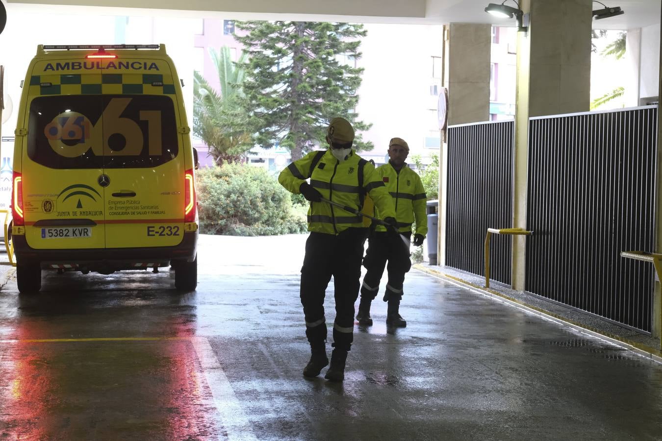 FOTOS: La UME desinfecta varias zonas de Cádiz