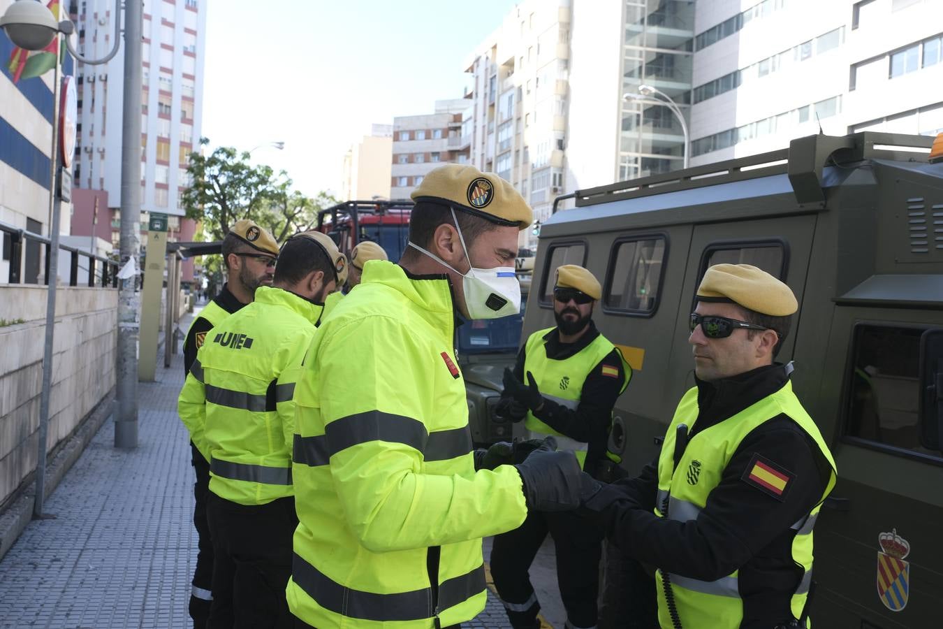 FOTOS: La UME desinfecta varias zonas de Cádiz