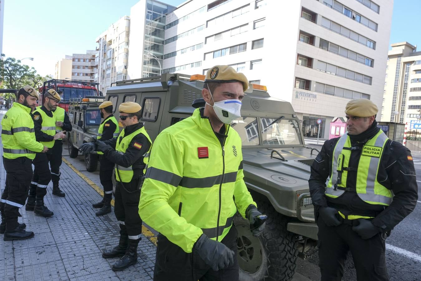 FOTOS: La UME desinfecta varias zonas de Cádiz