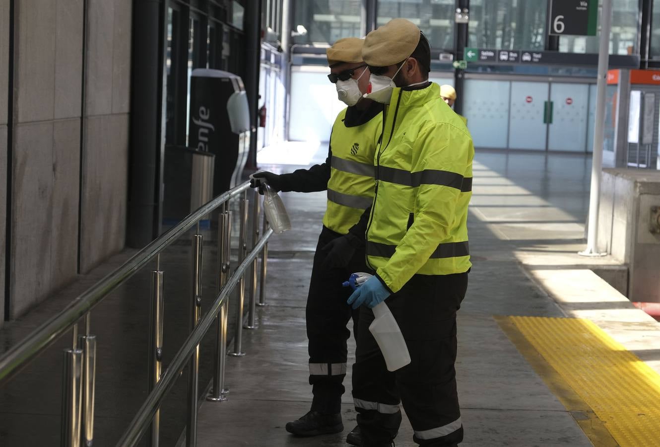 FOTOS: La UME desinfecta varias zonas de Cádiz