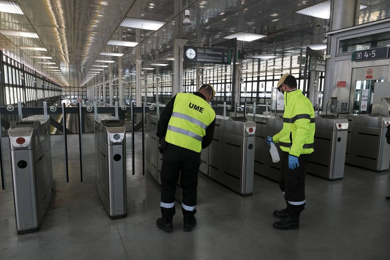 FOTOS: La UME desinfecta varias zonas de Cádiz