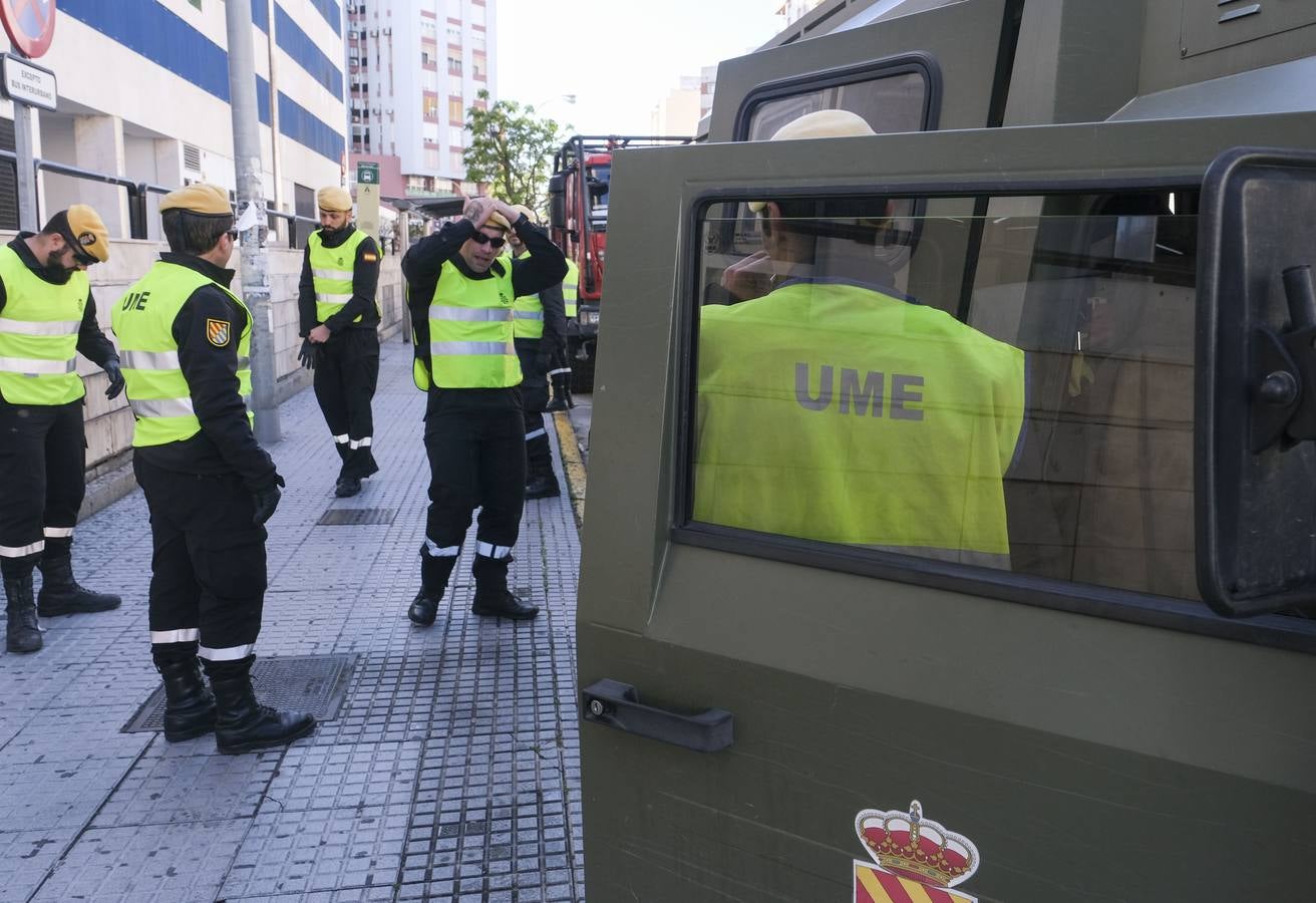 FOTOS: La UME desinfecta varias zonas de Cádiz