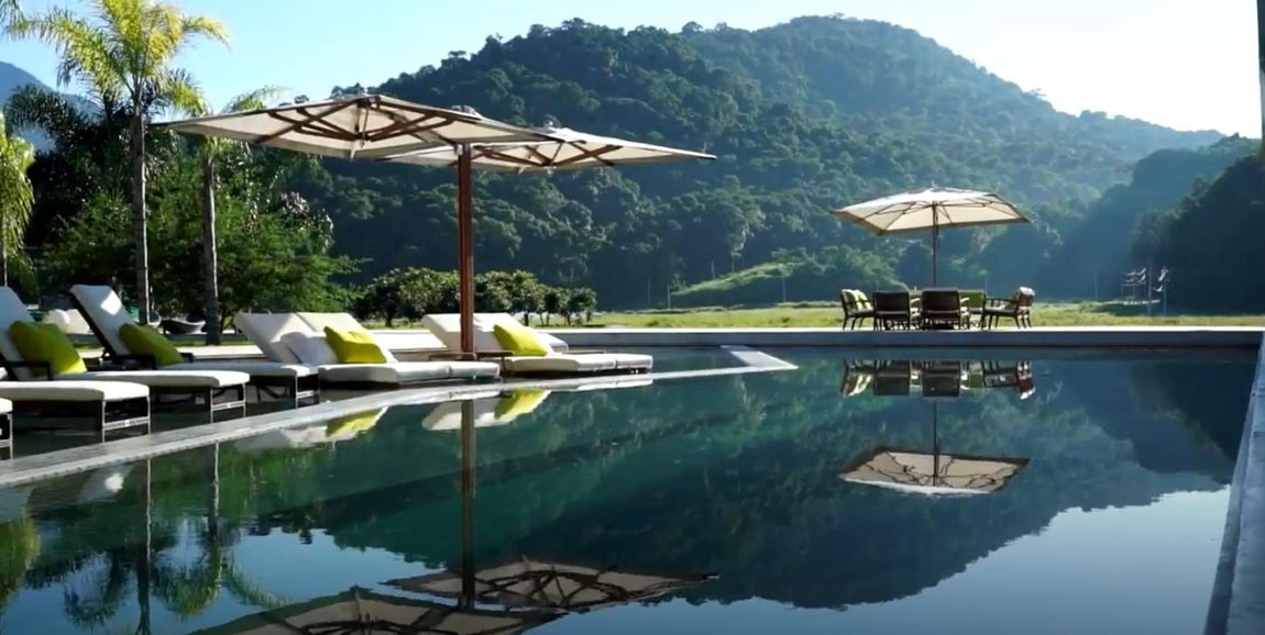 "La casa de sus sueños" - La mansión de Neymar en Brasil. La crisis del coronavirus poco a poco se va haciendo presente en el resto de países como por ejemplo Francia, donde hace apenas unos días empezaron la cuarentena. Allí muchos futbolistas a sabiendas de que la situación va para largo decidieron emigrar a sus países de origen para pasar a pandemia con sus familias, como el caso de Neymar. El jugador del Paris Saint-Germain no se lo pensó dos veces a la hora de volar a su Brasil natal para refugiarse en su mansión de Mangaratiba, un municipio cercano a Río de Janeiro que se caracteriza por sus playas paradisíacas y vasta vegetación, tanto sus lujos como la vanguardista decoración nos hacen creer que no tendrá problema en pasar varias semanas confinado.