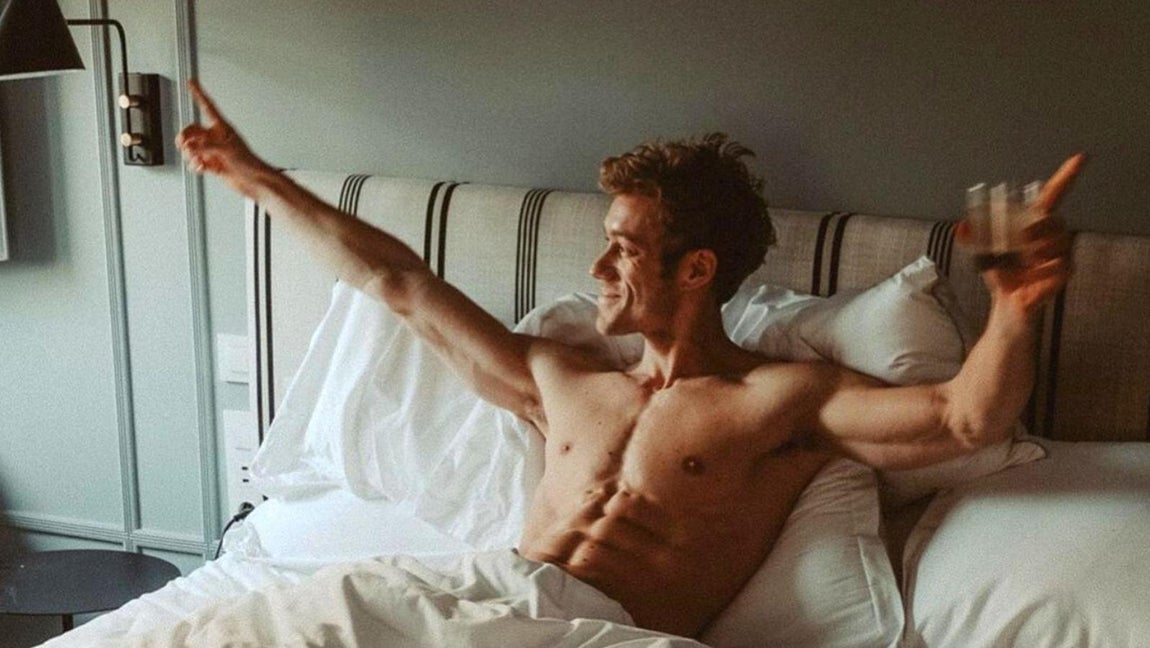 Date un capricho tecnológico de lujo. Los días de cuarentena no tienen que ser sinónimo de aburrimiento y dejadez. De hecho, las compras online siguen estando disponibles, y con ello un amplio abanico de posibilidades para que te des un capricho con alguno de estos gadgets que te alegrarán el confinamiento. Smart TV’s, teléfonos, tablets… ¿Con cuál te quedas?