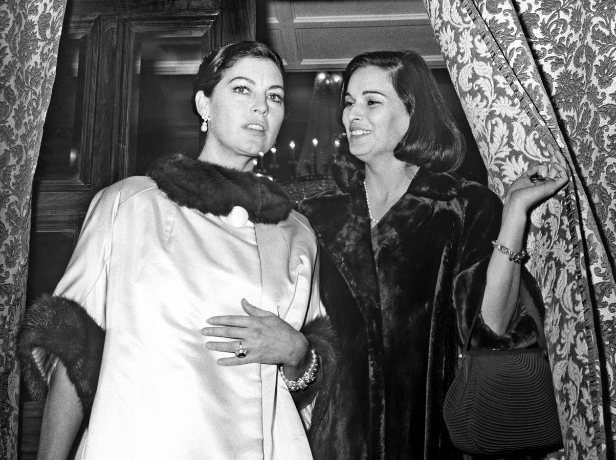 Las actrices Ava Gardner (i) y Lucía Bosé (d) llegan a la celebración del bautizo de Antonio Flores, segundo hijo de Lola Flores y Antonio González «El Pescailla». 