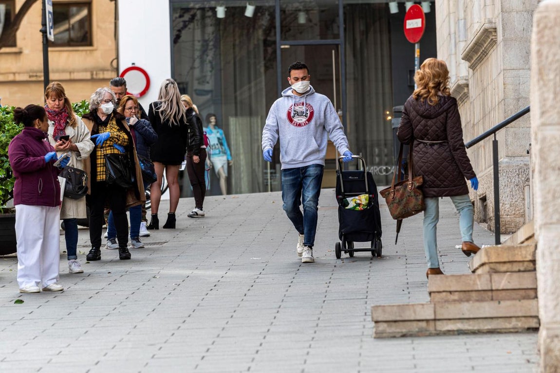 Palma de Mallorca. Ciudadanos haciendo cola para entrar en una oficina de Correos en la capital de la isla mallorquina