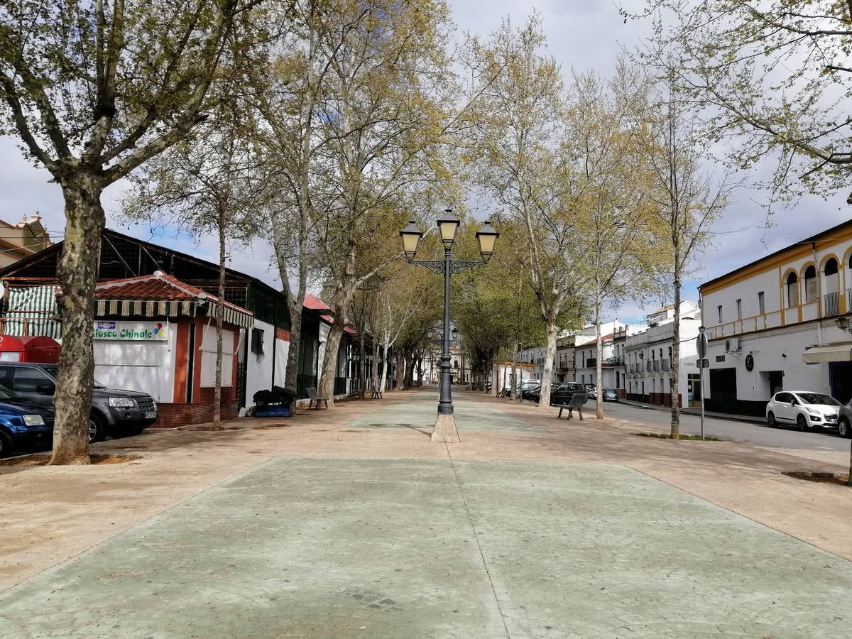 Coronavirus en Sevilla: Calles desiertas en Constantina, cumpliendo con el estado de alarma