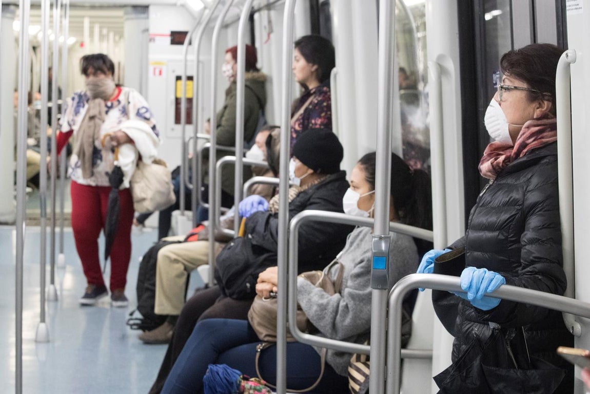 Metro: viajeros apiñados. Mientras los buses de Barcelona estaban vacíos a primera hora, en el Metro los pasajeros no guardaban la distancia de seguridad aconsejada