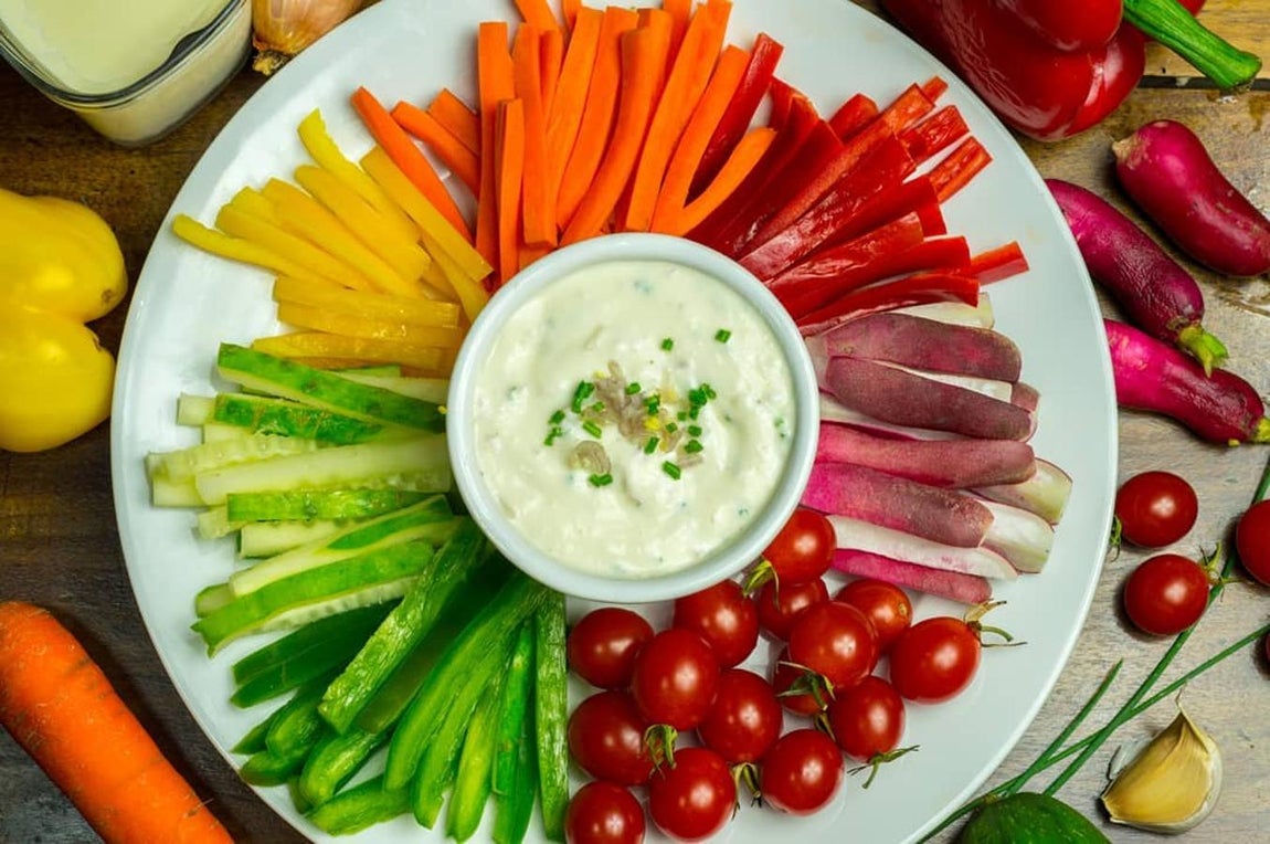 Crudités con salsa de yogur y cebollino. Para salsa pon a escurrir 3 yogures en un colador de malla fina, mézclalo con cebollino picado, poquito ajo machacado, chalota picada, sal y pimienta. Corta las verduras crudas que desees. El creador de la receta <a href="https://www.instagram.com/p/BoHjl2yBXLY/" target="_blank">@estoyhechouncocinillas</a> ha usado tomates cereza, rábanos, pimiento rojo, verde y amarillo, zanahoria y pepino.