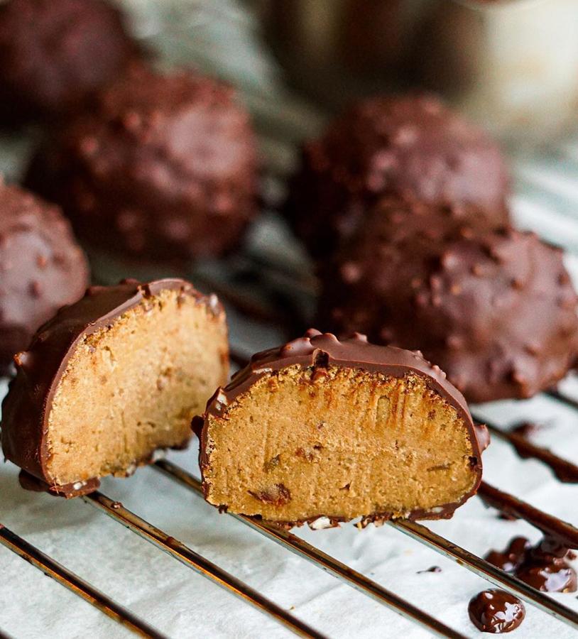 Bolas energéticas de garbanzos, dátiles y cacao. Roberto Bosquet, más conocido como Chef Bosquet, propone estas bolas energéticas que se preparan con garbanzos cocidos, dátiles remojados, manteca de frutos secos, vainilla en pasta y cacao. Se trituran los ingredientes, se forman las bolas y se hornean. Tras enfriarse se añade la cobertura (chocolate fundido y frutos secos picados).