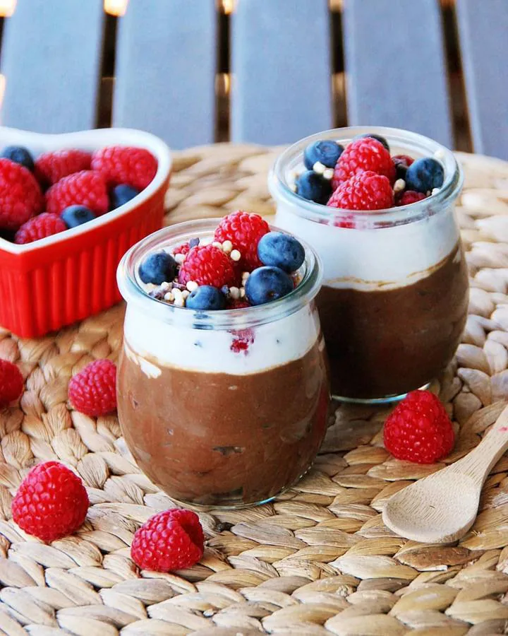 Mousse de chocolate y aguacate con topping de frutos secos