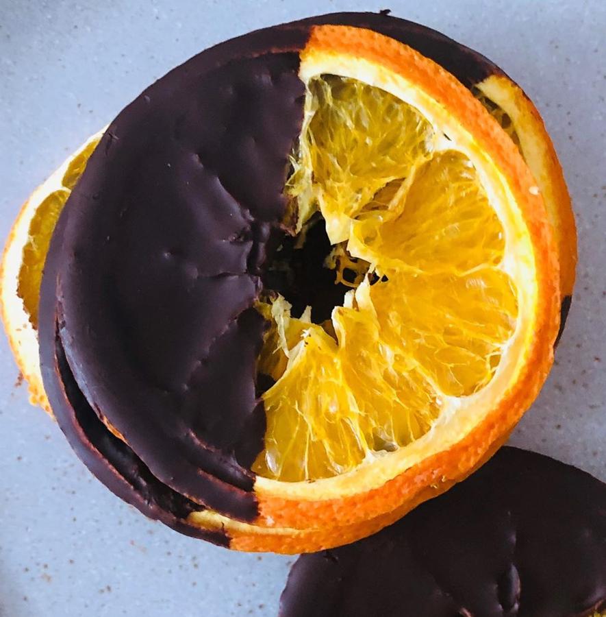 Naranja con chocolate. La nutricionista Blanca García-Orea propone en su cuenta de Instagram <a href="https://www.instagram.com/blancanutri/" target="_blank">@blancanutri</a> estas rodajas de naranja con chocolate (92% de cacao). Para prepararlo se corta la naranja en rodajas finas, se funde el chocolate (3-4 onzzas) con una cucharadita de aceite de coco en el microondas un minuto y medio a 750w, se remueve hasta se haga líquido y se echa por encima de la naranja. Se mete en el congelador un rato y el chocolate se quedará duro.