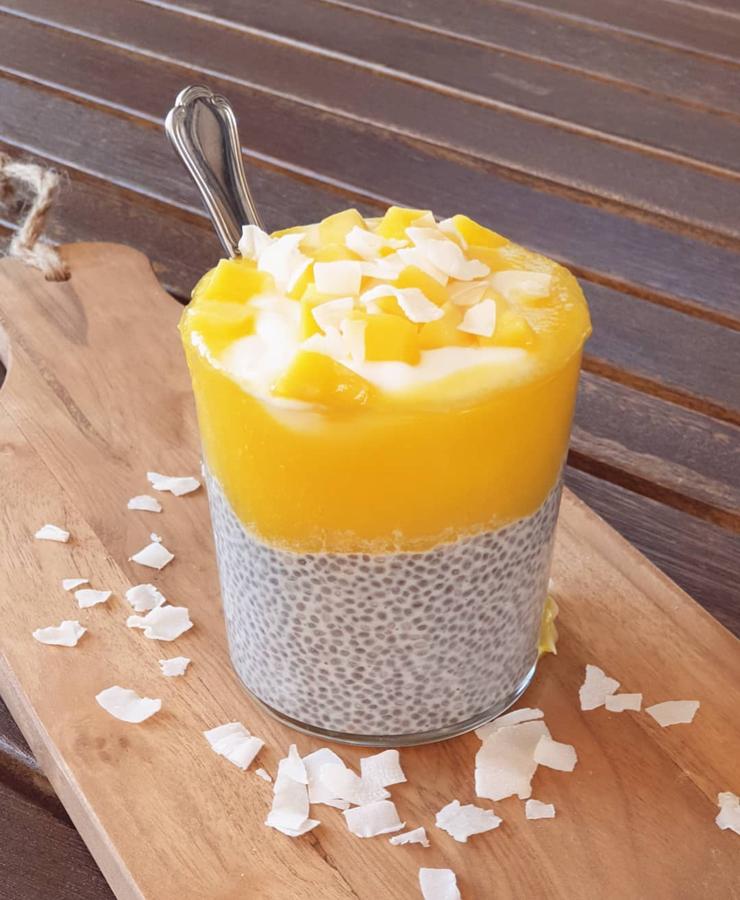 Overnight de chía, mango y coco. Para preparar este sabroso tentempié debes dejar reposar toda la noche las semillas de chía, el yogur de coco (sin azúcar) y 100 ml de leche de coco. Al día siguiente trituras el mango y reservas unos trocitos para decorar. Puedes usar chips de coco deshidratado también para decorar. Para montar los vasos de forma atractiva, según explica @myhealthyvibe_ , que es la autora de la receta, debes colocar el pudin de chía en el fondo.