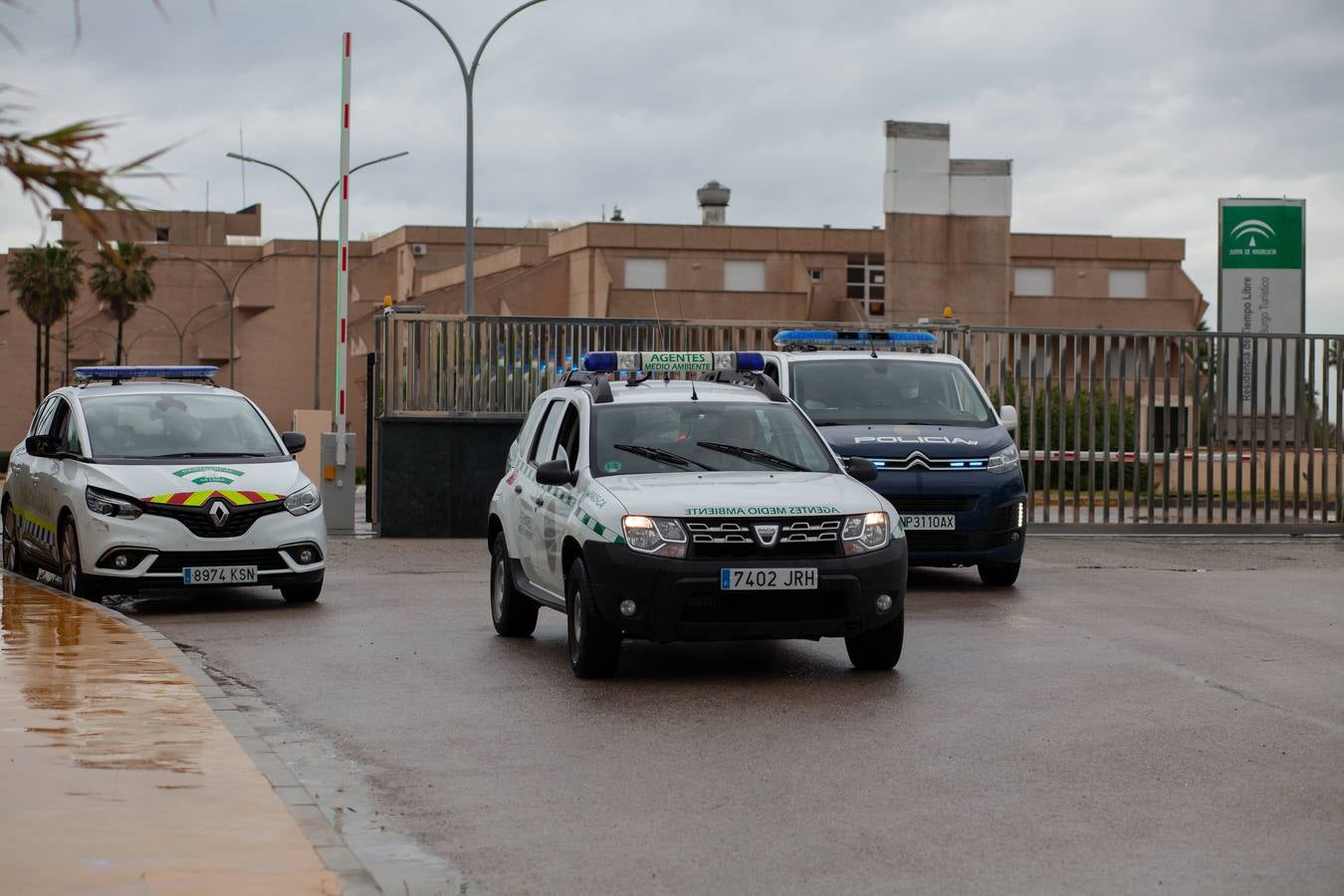 Coronavirus en Andalucía: en imágenes, el traslado de los ancianos de la residencia de Alcalá del Valle