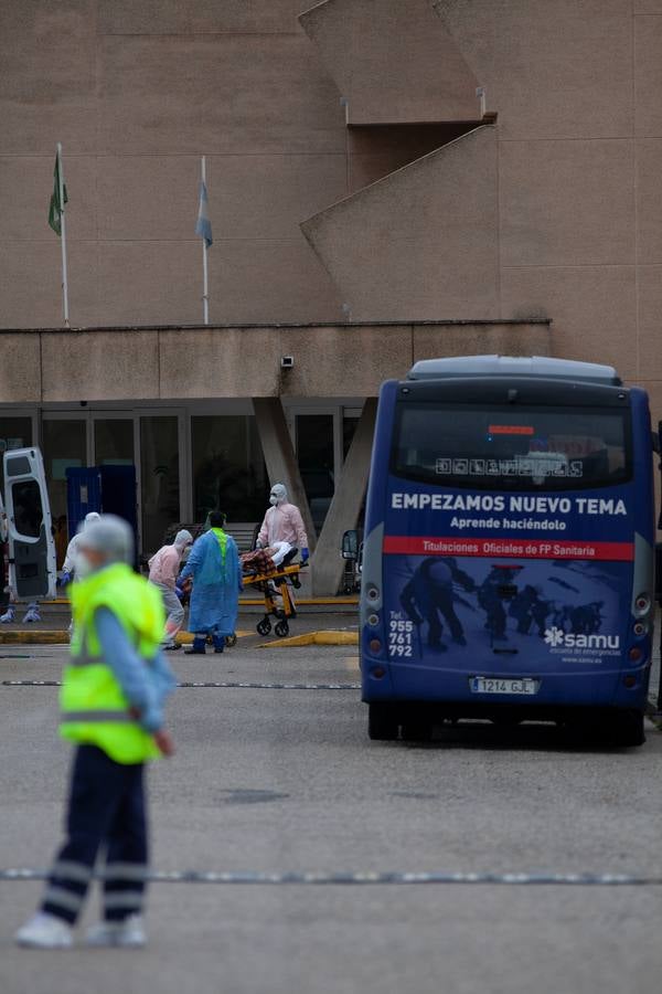 Coronavirus en Andalucía: en imágenes, el traslado de los ancianos de la residencia de Alcalá del Valle