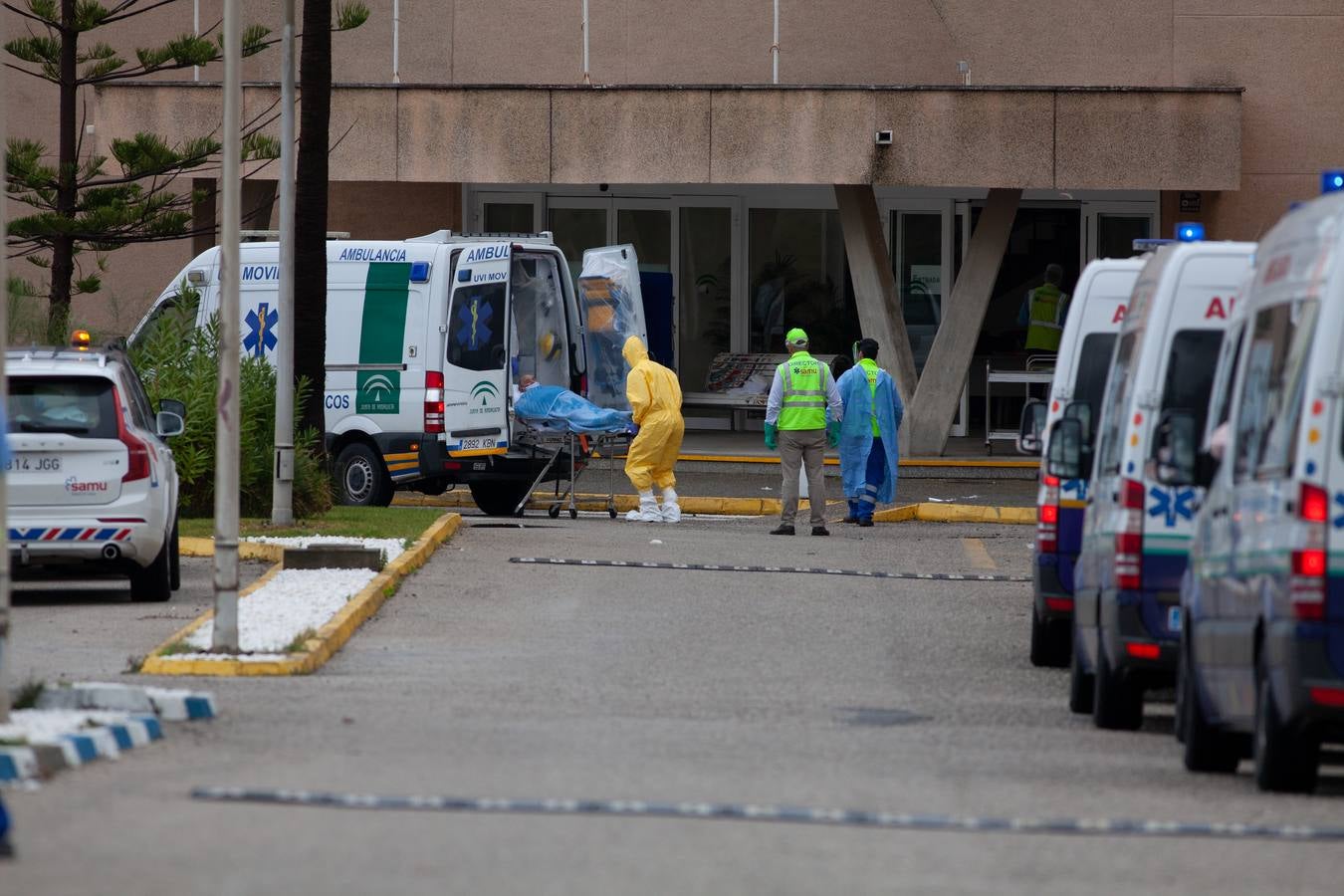 Coronavirus en Andalucía: en imágenes, el traslado de los ancianos de la residencia de Alcalá del Valle