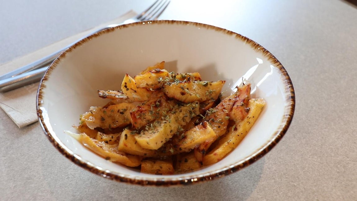 Sticks de caqui salados. Roberto Bosquet, chef Bosquet, propone un picoteo sano a base de <a href="https://www.abc.es/bienestar/alimentacion/recetas-saludables/abci-esto-aclara-mejor-para-comer-caquis-201911030312_noticia.html" target="_blank">caquis </a>persimon. Para prepararlo se pelan los caquis, se cortan en palitos, se añaden especias al gusto y se hornean durante 20 minutos a 200ºC. <a href="https://www.abc.es/bienestar/alimentacion/recetas-saludables/abci-sticks-salados-caqui-chef-bosquet-haran-olvidar-patatas-fritas-202001170240_video.html" target="_blank">Puedes ver aquí el paso a paso completo</a>.