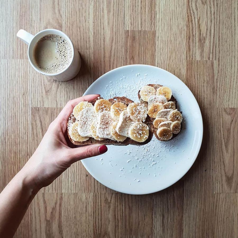 Tostada de crema de cacahuete y plátano. Tostada de crema de cacahuete y plátano: Si quieres un descanso de media mañana un poco especial, aprovecha y prepara estas tostadas con el aporte energético que necesitas para superar el resto del día. En esta receta de la nutricionista <a href="https://www.instagram.com/p/B8Qe1PoC3_W/" target="_blank">@adristylelife</a>, un toque de coco rallado y queso fresco son la clave para hacer un aperitivo ideal.