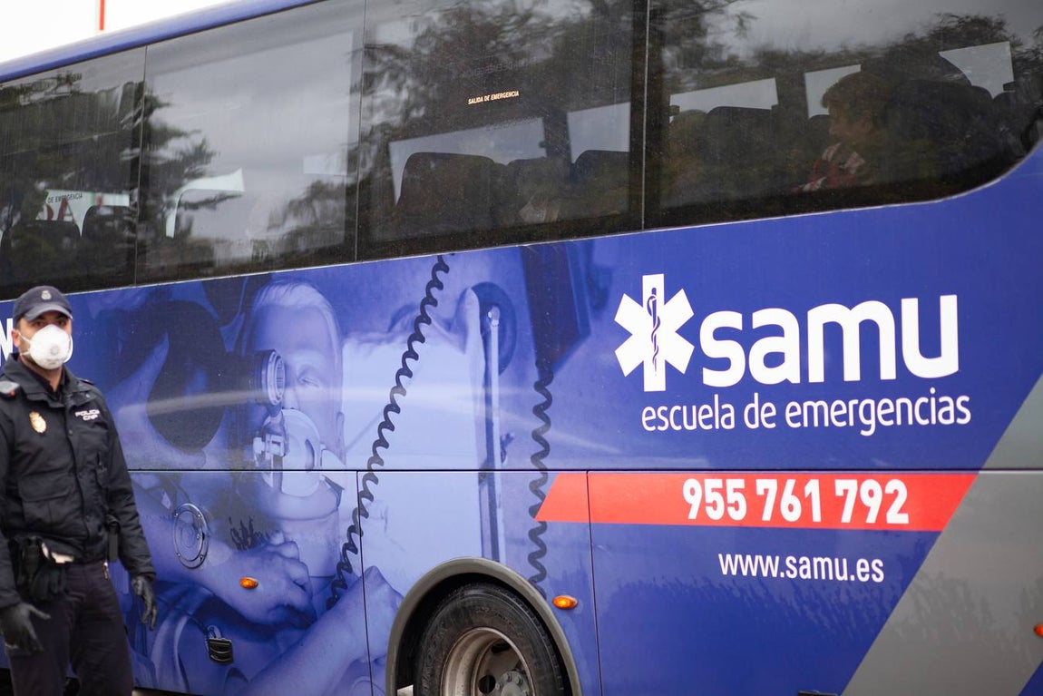 FOTOS: Así ha sido el traslado de los ancianos de Alcalá del Valle a La Línea