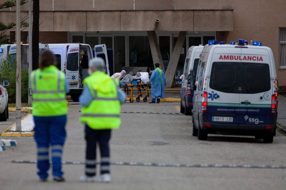 FOTOS: Así ha sido el traslado de los ancianos de Alcalá del Valle a La Línea