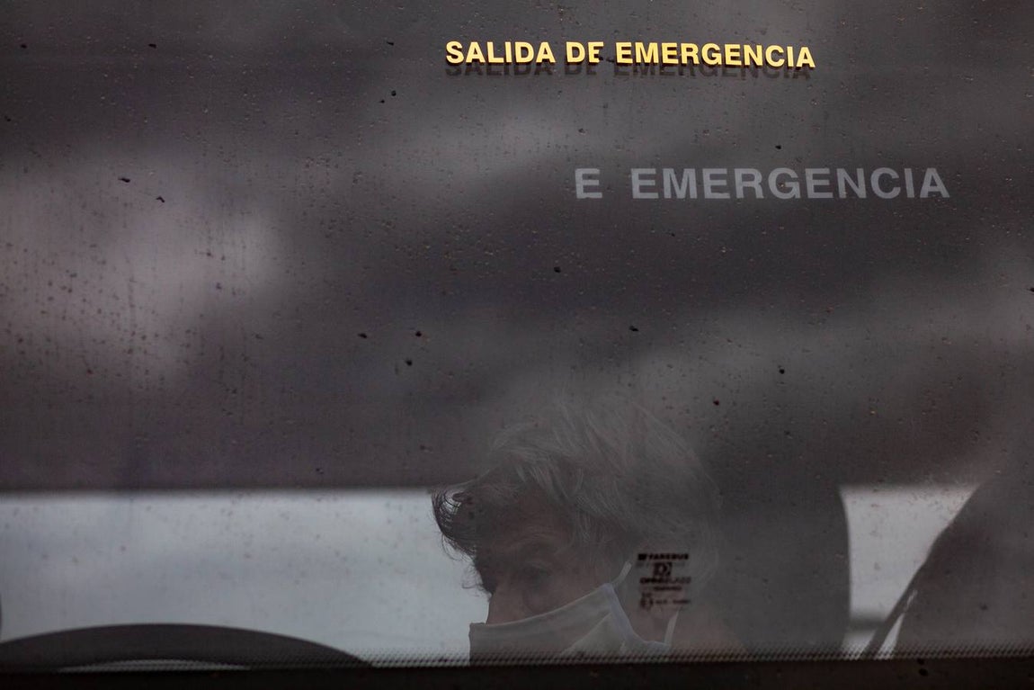 FOTOS: Así ha sido el traslado de los ancianos de Alcalá del Valle a La Línea