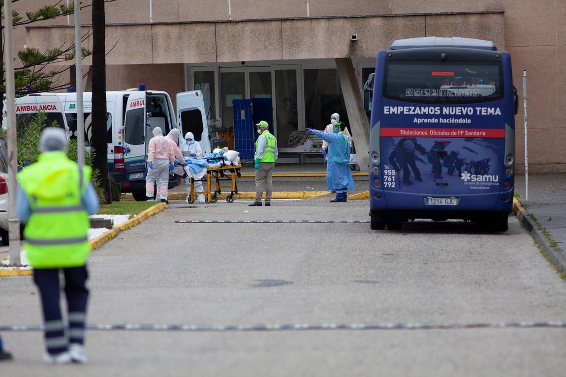 FOTOS: Así ha sido el traslado de los ancianos de Alcalá del Valle a La Línea