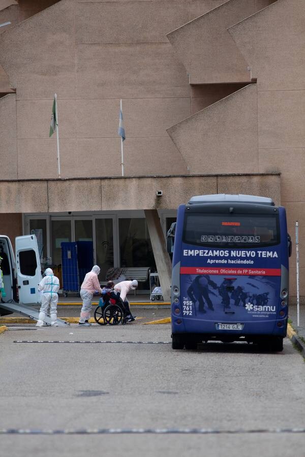 FOTOS: Así ha sido el traslado de los ancianos de Alcalá del Valle a La Línea
